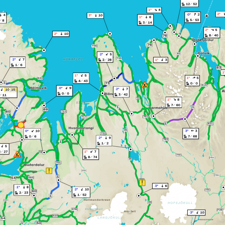 Kort Vegagerðarinnar yfir færð á vegum frá því upp úr kl. 8 í morgun. Fjallvegir flestir með bláum lit sem segir okkar að þar sé hálka. SKJÁSKOT AF UMFERÐIIN.IS