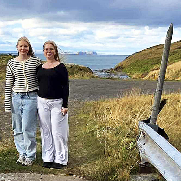 Bettý Lilja Hjörvarsdóttir og Íris Lilja Magnúsdóttir höfundar Aftur heim. MYND VALA