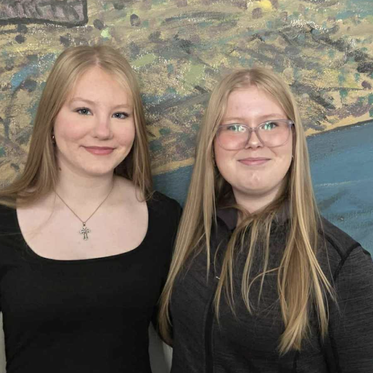 Bettý Lilja og Íris Lilja höfundar lagsins Aftur heim. MYND VALA