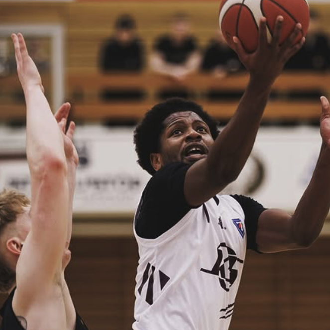 Basile sækir að körfu gestanna. MYND: DAVÍÐ MÁR