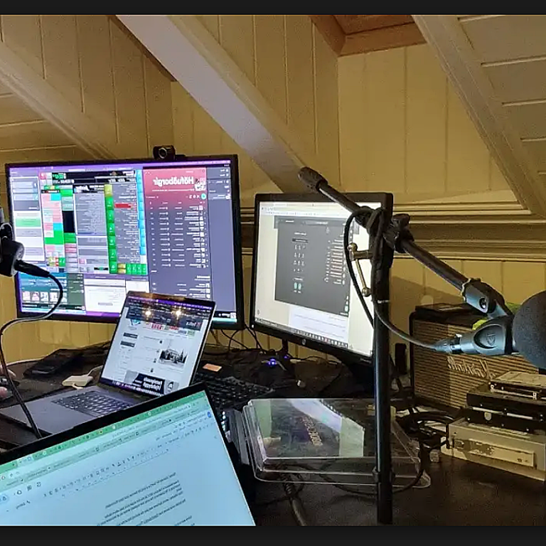 Palli og Helga á þeim tíma sem þau „...voru frægir þátttastjórnendur í Gestaherberginu á FM Trölla.“ MYNDIR AÐSENDAR