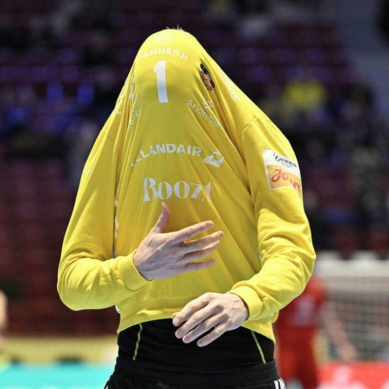 Það er ekki víst að allir geti horft á handboltann í kvöld sökum spennu. Við skulum þó vona að Viktor Gísli verði með augu á boltanum og verji eins og berserkur. MYND AF MBL