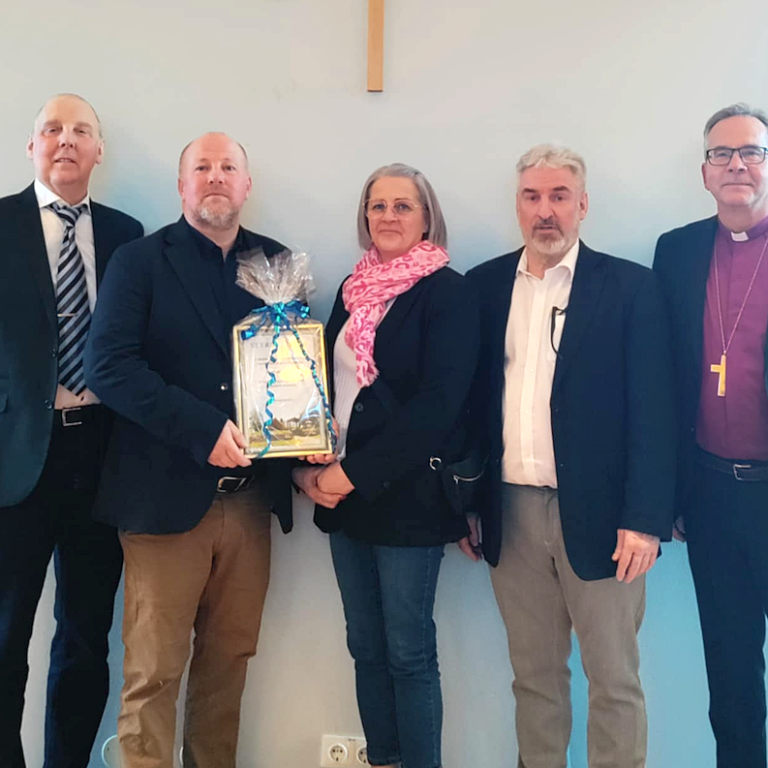 Sóknarnefnd Víðimýrarkirkju afhendir veglegan styrk til Löngumýrar. Frá vinstri: Böðvar Finnbogason gjaldkeri, Gunnar Rögnvaldsson staðarhaldari, Sólrún Ásgeirsdóttir ritari, Kolbeinn Konráðsson formaður sóknarnefndar Víðimýrarkirkju og sr. Gísli Gunnarsson vígslubiskup.  MYNDIR: GUNNI RÖGG