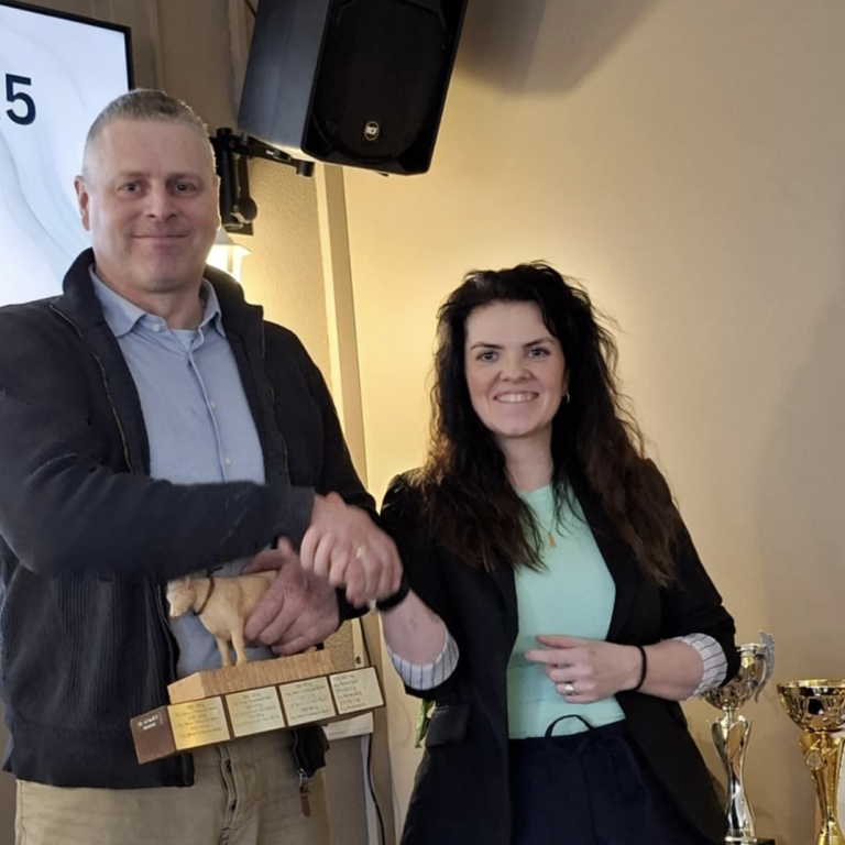 Þórdís Halldórsdóttir afhenti nágranna sínum Bessa Frey Vésteinssyni í Hofsstaðaseli, verðlaun á aðalfundi. MYND AÐSEND