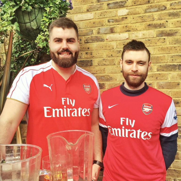 Þarna eru þeir bræður, Sævar og Egill, á Gunnerspub á leiðinni á leik hjá Tottenham og Arsenal. MYNDIR AÐSENDAR
