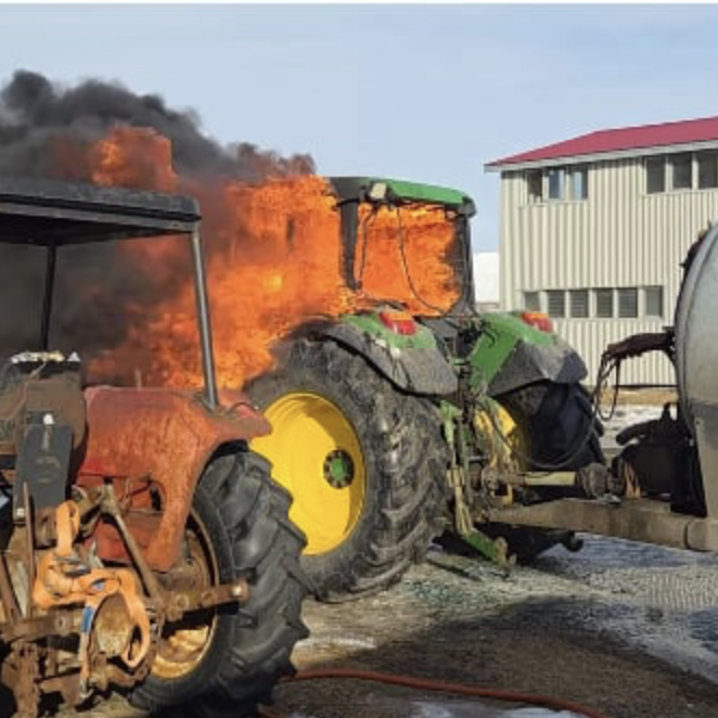 Dráttarvélin í ljósum lögum. MYND SKJÁSKOT