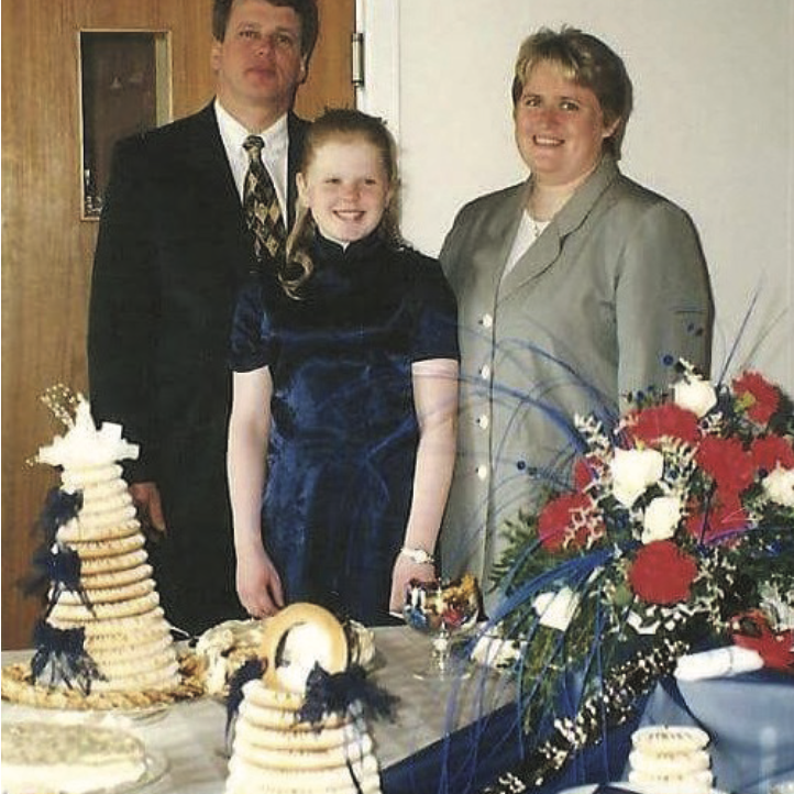 Kristín með foreldrum sínum á fermingardaginn. MYND AÐSEND