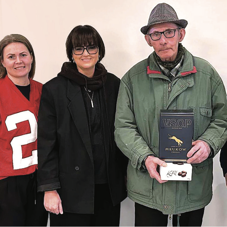 Guðmundur heimsótti Feyki og Nýprent í síðustu viku og fékk örlítinn glaðning í tilefni af tímamótunum. Þá var sammælst um það að hann héldi áfram á sömu braut og Vísnaþættirnir góðu halda því áfram. Á myndinni má sjá Guðmund ásamt starfsfólki Feykis og Nýprents sem alltaf hefur, með einum eða öðrum hætti, föndrað við þáttinn í gegnum tíðina. Frá vinstri: Klara, Sigga, Gunnhildur, Guðmundur og Óli Arnar. MYND GÍSLI SIGURÐSSON