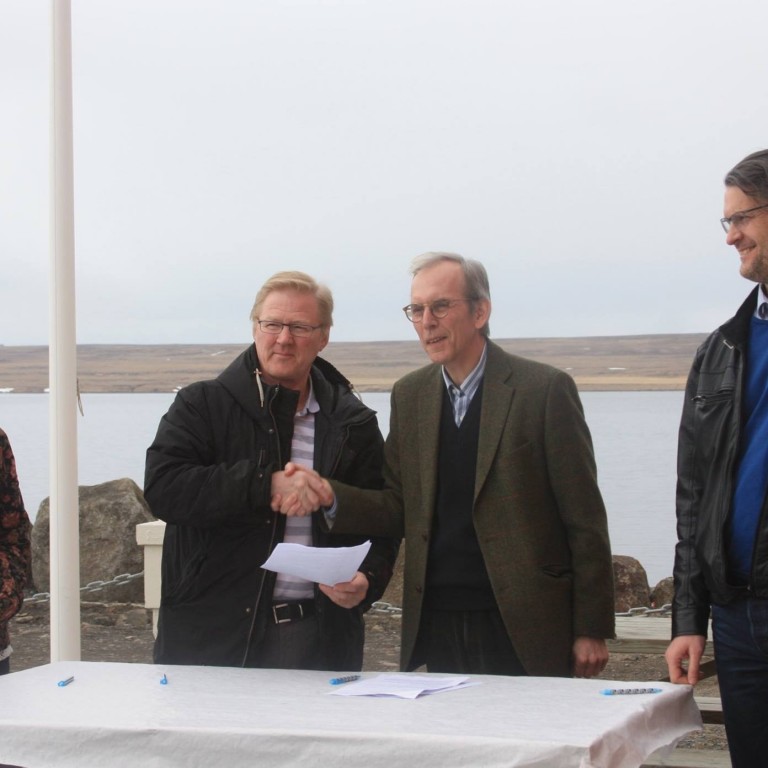 Frá vinstri: Sandra Granquist, deildarstjóri líffræðirannsókna við Selasetur Íslands; Ársæll Daníelsson, stjórnarformaður Selaseturs Íslands; Ólafur S. Ástþórsson, settur forstjóri Hafrannsóknastofnunar; Sólmundur Már Jónsson, aðstoðarforstjóri - fjármál, hjá Hafrannsóknastofnun. Mynd: Selasetur Íslands.