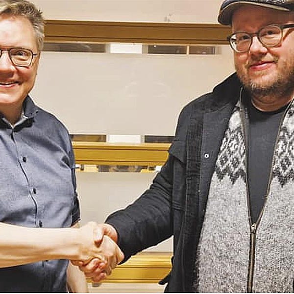 Guðmundur Ragnarsson, stjórnarformaður Selaseturs Íslands, og Örvar Birkir, nýr framkvæmdastjóri, takast í hendur. MYND: SELASETUR ÍSLANDS