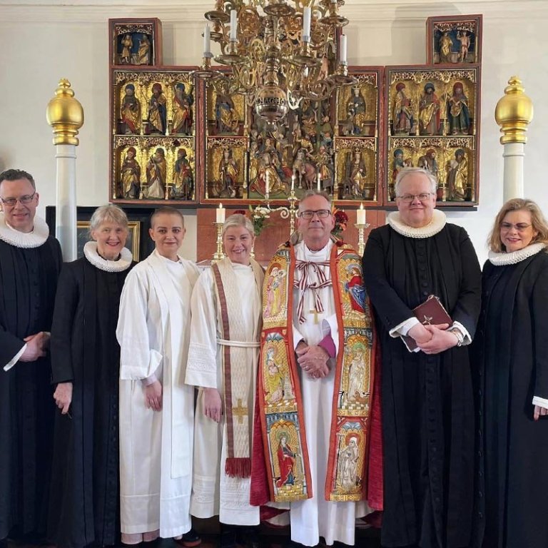 Nýr prófastur ásamt vígslubiskup og prestum við athöfnina í gær. Séra Bryndís Svavarsdóttir á Sauðárkróki, sr. Magnús Magnússon á Hvammstanga, sr. Dalla Þórðardóttir á Miklabæ, sr. Halla Rut Stefánsdóttir Hofsósi, séra Sigríður Gunnarsdóttir á Sauðárkróki sr. Gísli Gunnarsson vígslubiskup, Jón Ármann Gislason prófastur í Eyjafjarðar- og Þingeyjaprófastdæmi, sr. Bryndís Valbjarnardóttir prestur Skagaströnd og Edda Hlíf Hlífarsdóttir. MYND AF SÍÐU HÓLADÓMKIRKJU