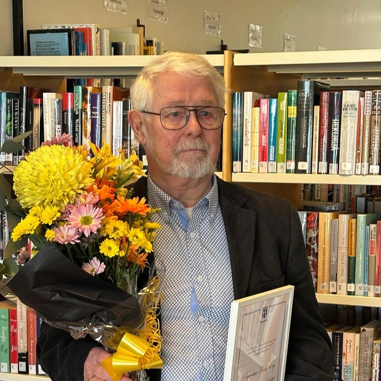 Sigurður Hansen frá Kringlumýri tekur við Samfélagsverðlaunum Skagafjarðar 2025 í Safnahúsi Skagfirðinga í dag. Hann hlaut verðlaunin ásamt konu sinni, Maríu Guðmundsdóttur sem var fjarverandi. Á myndina hér neðst er Sigurður í góðum félagsskap Pilsaþytskvenna. MYNDIR: ÓAB