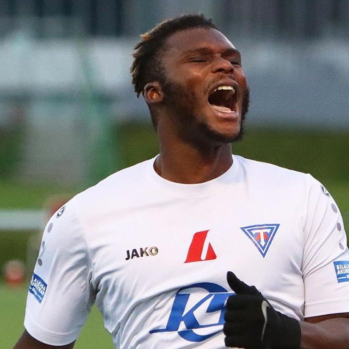 Sewa Marah hóf loks markaskorun fyrir Stólana í gær og þá dugði ekkert nema hat-trick. Hér er hann helsáttur eftir að hafa fullkomnað þrennuna. MYND: ÓAB