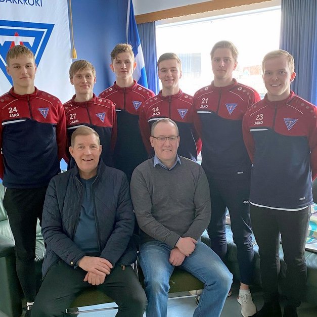 Þetta eru þeir Svend Emil Busk Friðriksson, Gabríel M. Jóhannsson, Atli Dagur Stefánsson, Jónas Ólafsson, Arnar Ólafsson, og Jóhann Daði Gíslason. Fyrir framan þá sitja Sigurður Halldórsson, formaður, og Magnús Helgason, gjaldkeri knattspyrnudeildar Tindastóls. Aðsend mynd.