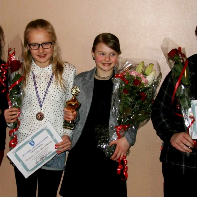 Sigurvegarar í yngri flokki Söngvararkeppni Grunnskóla Húnaþings vestra. Ljósm./FB-síða Grunnsk. Húnaþings vestra.