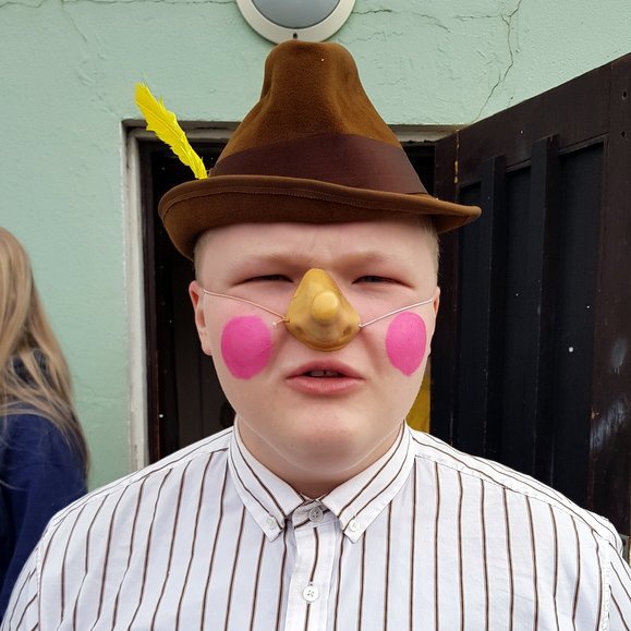 Sindri sem Gosi stal oft senunni með góðum leik. Mynd tekin fyrir utan Bifröst daginn fyrir frumsýningu. /PF.