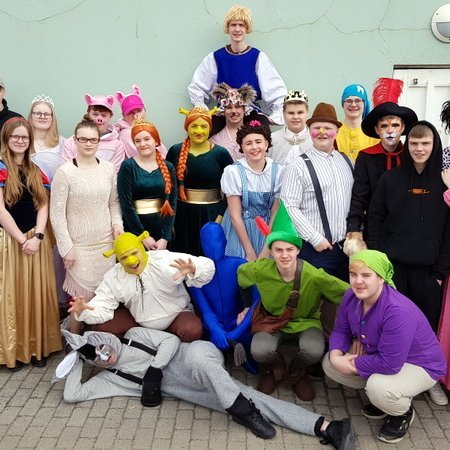 Stór hópur þeirra sem að sýningu Shrek koma en einhverja gæti vantað, hver veit. Mynd: PF.