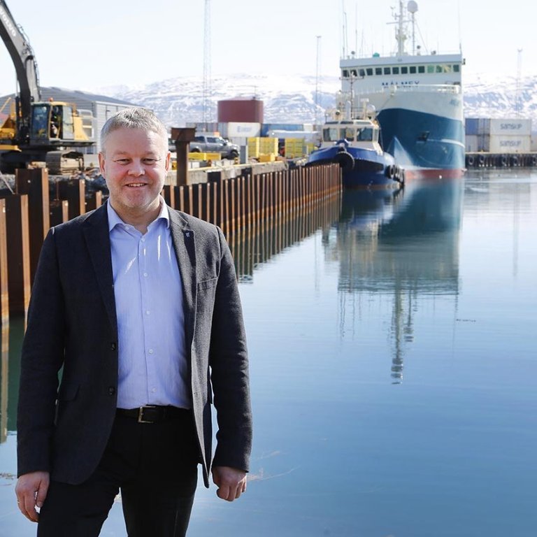 Sigfús Ingi Sigfússon, sveitarstjóri Skagafjarðar, við höfnina á Króknum þar sem nú standa yfir framkvæmdir.  MYND: GG
