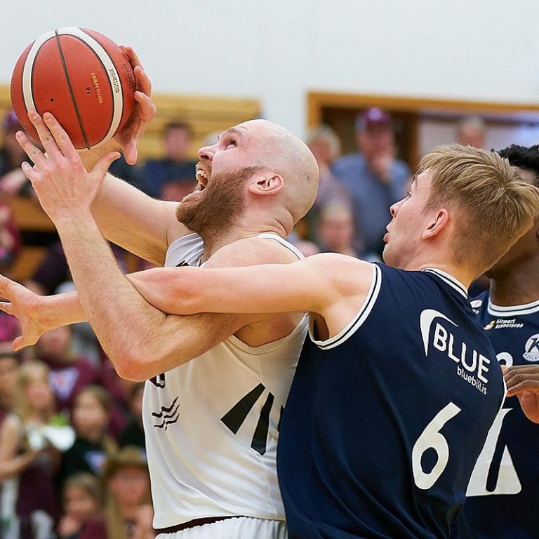 Baráttan heldur áfram í körfunni. MYND: SIGURÐUR INGI