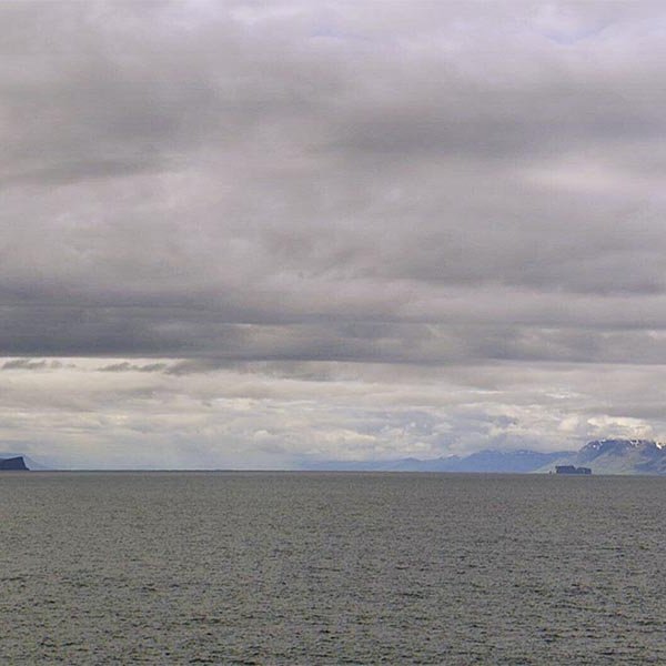 Hér sést inn Skagafjörð, Drangey og Tindastóll til hægri og Málmey og Þórðarhöfði renna saman í eitt til vinstri á myndinni. SKJÁSKOT