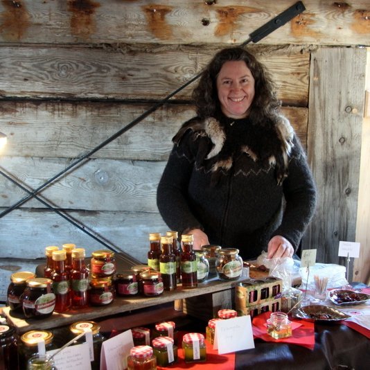 Sigrún Indriðadóttir stendur vaktina á bændamarkaði í sumar. Mynd: FE