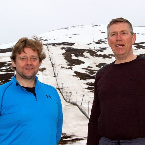 Sigurður Bjarni Rafnsson, formaður skíðadeildar Tindastóls og Viggó Jónsson, framkvæmdastjóri, voru ekki alveg sáttir með vorhlýjuna í morgun enda skíðabrekkurnar ófærar eins og sjá má að baki þeim.
Mynd: PF