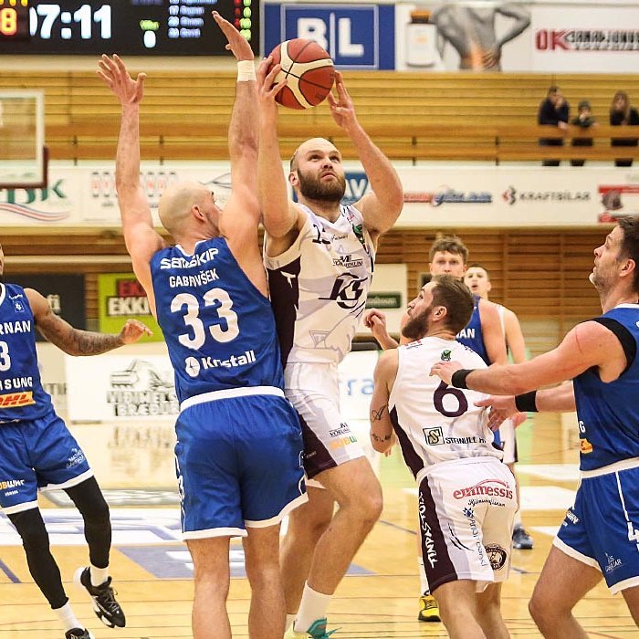 Sigurður Gunnar Þorsteinsson ræðst að körfu Stjörnunnar. MYND: HJALTI ÁRNA