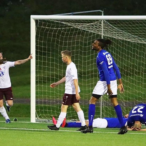 Stólarnir fagna fegnir en gestirnir niðurbrotnir eftir að Luke (rólegi maðurinn fyrir miðri mynd) skoraði sigurmarkið á 94. mínútu. MYND: ÓAB