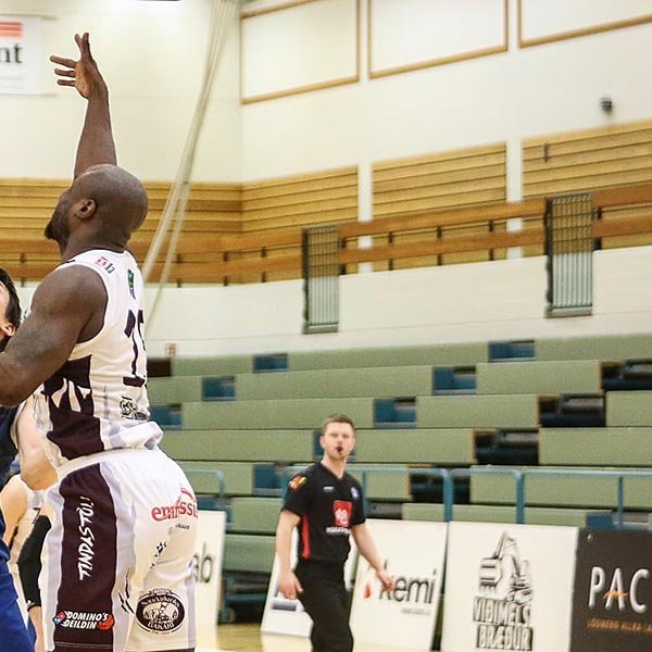 Leikið í galtómu og sótthreinsuðu Síki. MYND: HJALTI ÁRNA