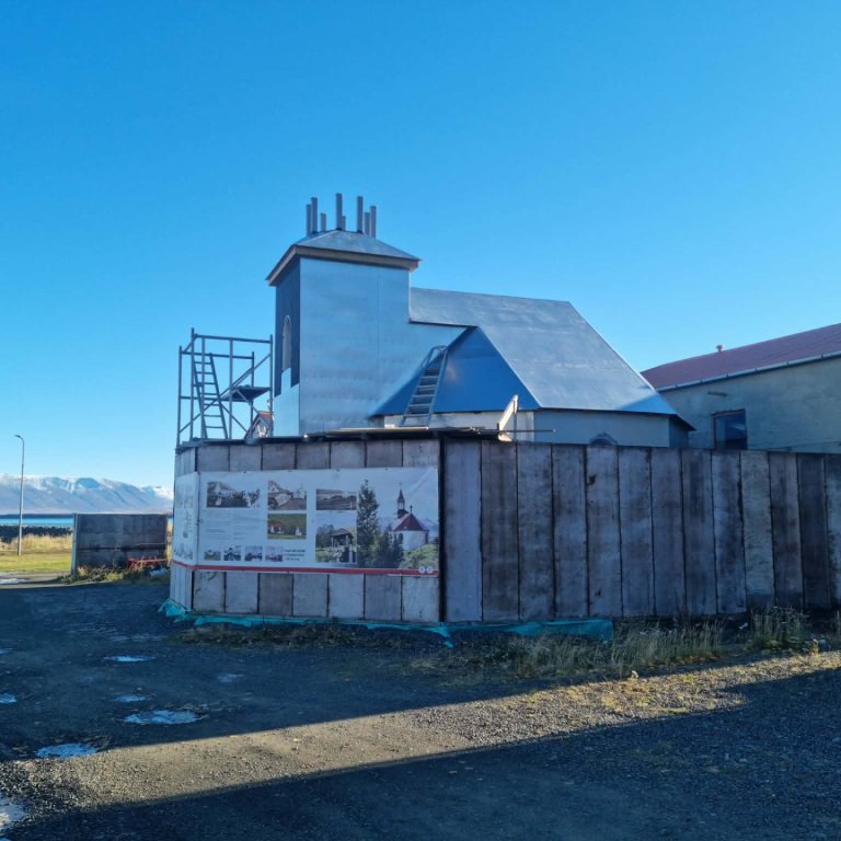 Silfrastaðakirkja bíður eftir því að fá að fara heim. Mynd:HMJ