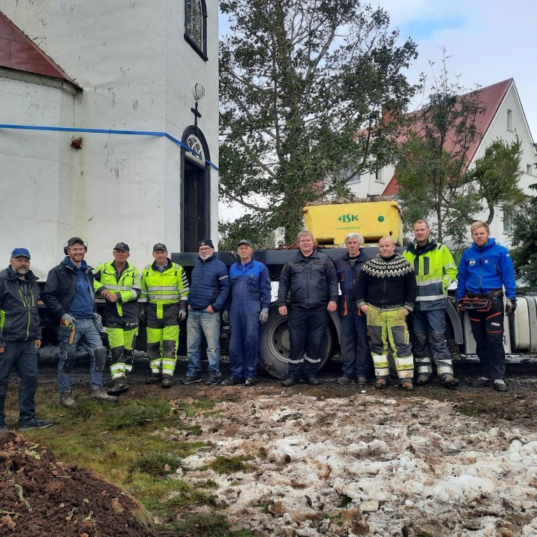 Starfsmenn sem komu að flutningum Silfrastaðakirkju í gær. Myndina tók Drífa Árnadóttir.