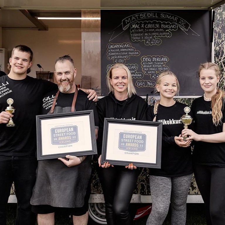 Sigurlið Silla kokks glaðbeitt um síðustu helgi eftir að hafa tekið við verðlaunum fyrir besta götubitann. Frá vinstri: Grétar Jóhannes Sigvaldason (Jói), Silli (Sigvaldi Jóhannesson), Elsa Blöndal Sigfúsdóttir, Petrós María Sigvaldadóttir og Róslinda Jenný Sverrisdóttir (dóttir Sverris Jóhanns Jóhannssonar - sonur Jóhanns Magna Sverrissonar (bróður Magga Sverris)). MYND: HEIDA HB