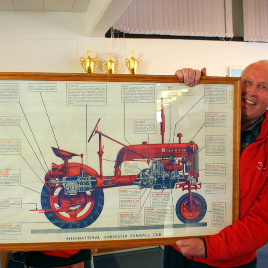 Simmi ánægður með Farmallmyndina sem honum var færð í síðustu póstferðinni í Hóla. Mynd: Guðmundur B. Eyþórsson.