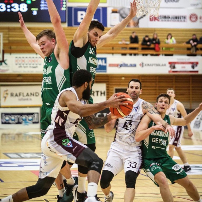 Simmons fer Þrengslin. Njarðvíkingum gekk illa að stoppa kappann. MYND: HJALTI ÁRNA