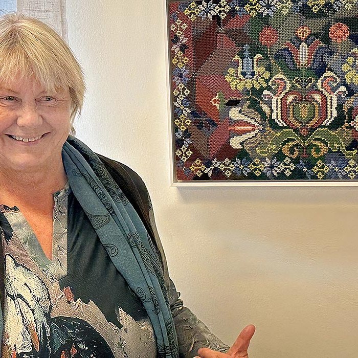 Sirrí við eina mynda sinna á opnunardegi sýningarinnar. MYND: ÓAB