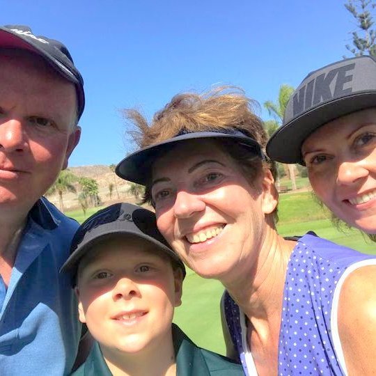 Sirrý Svavars nýr formaður Golfklúbbs Skafgafjarðar. Hér er hún ásamt Kristjáni Bjarna eiginmanni,  Margréti Helgu dóttur sinni og Halli Atla dóttursyni. Mynd af Facebook.