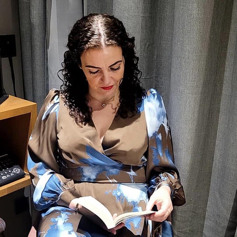 Sirrý Sif við lestur. AÐSEND MYND