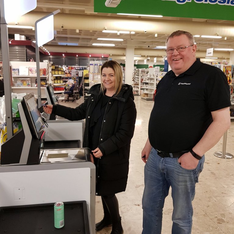 Árni Kristinsson, verslunarstjóri, aðstoðar Margréti Viðarsdóttur í gegnum sjálfsafgreiðsluna. Mynd: PF.