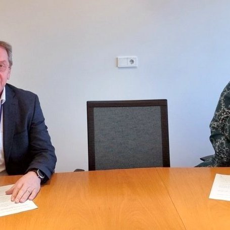 Tryggvi Þór Haraldsson forstjóri Rarik og Alexandra Jóhannesdóttir sveitarstjóri við undirskriftina. Mynd af Skagaströndis.