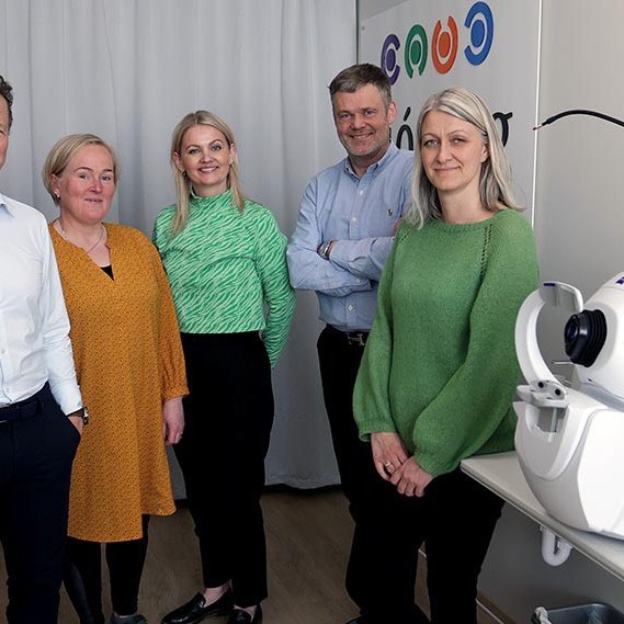 Ólafur Már Björnsson og Jóhann Ragnar Guðmundsson, augnlæknar hjá Sjónlagi, voru á starfsstöð fyrirtækisins á Akureyri við opnunina. MYND: Akureyri.net / Skapti Hallgrímsson