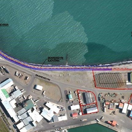 Á meðfylgjandi loftmynd má sjá hvar sjóvarnargarðarnir munu verða staðsettir. Aðsend mynd.