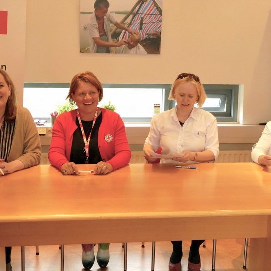 Við undirritun samningsins um kaup og rekstur sjúkrabifreiða. Svandís Svavarsdóttir, heilbrigðisráðherra, Kristín S. Hjálmtýsdóttir, framkvæmdastjóri Rauða krossins á Íslandi, Guðlaug Björnsdóttir og Ingibjörg Þorsteinsdóttir, frá Sjúkratryggingum Íslands. Mynd af sjukra.is