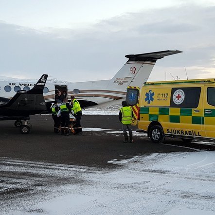 Sjúkraflug á Alexandersflugvelli. Bent er á í bókun Skagstrendinga að Blönduósflugvöllur sé eini flugvöllurinn á milli fjallveganna um Holtavörðuheiði og Þverárfjall/Vatnsskarð og gegni því afar mikilvægu öryggishlutverki fyrir íbúa og vegfarendur Húnavatnssýslna. Mynd: PF.