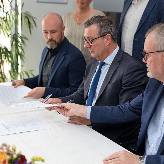 Frá undirritun samninga í gær. MYND: STJÓRNARRÁÐIÐ.IS