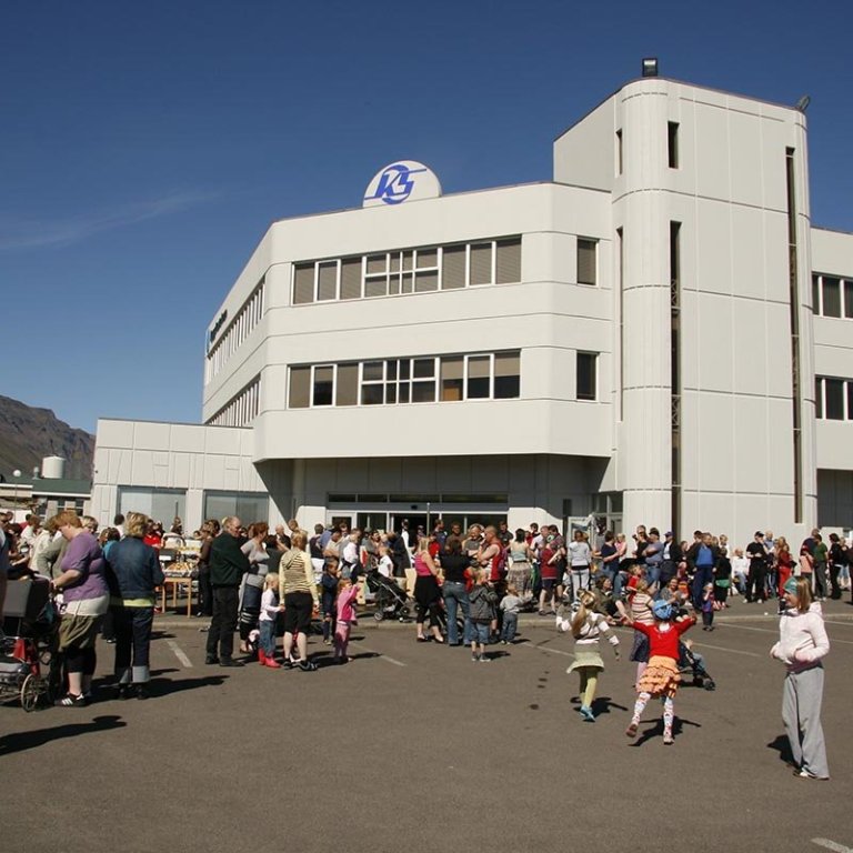 Það var grill og sólskin á 25 ára afmæli Skagfirðingabúðar. Ólíklegt er að gestir fáí sólargeisla með grillinu í þetta sinn. MYND: ÓAB