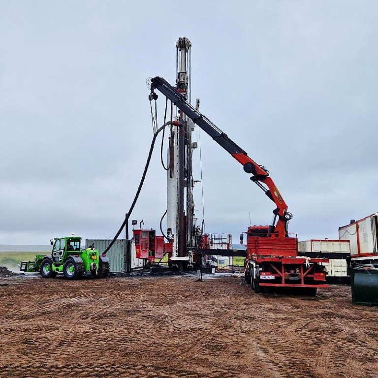 Frá borun holunnar nýju í sumar. MYND: SKV