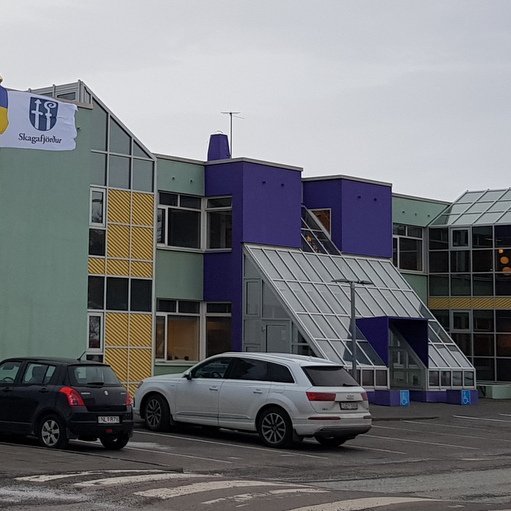 Úkraínski fáninn blaktir við hún við Ráðhús Sveitarfélagsins Skagafjarðar. Mynd: PF.