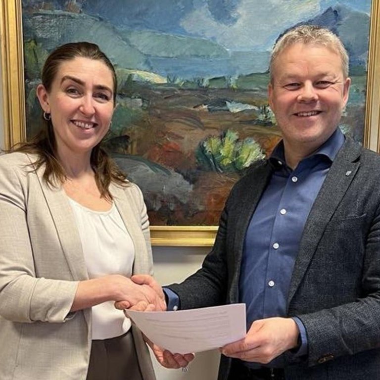 Sveinbjörg Rut Pétursdóttir framkvæmdastjóri SSNV og Sigfús Ingi Sigfússon sveitarstjóri Skagafjarðar við undirritun samningsins. MYND AF SKAGAFJÖRÐUR.IS