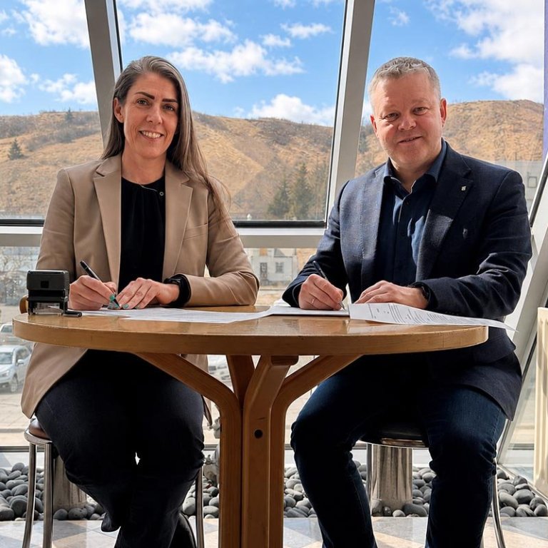 Marsibil og Sigfús Ingi skrifa undir samninginn. MYND AF SKAGAFJÖRÐUR.IS
