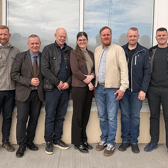 Ný sveitarstjórn Skagafjarðar fyrir utan Hús frítímans í gær. Frá vinstri: Sólborg. Magnús, Högni, Einar, Hrund, Sveinn, Eyþór, Guðlaugur og Elínborg sem var staðgengill Jóhönnu Eyjar á fundinum. MYND AF SKAGAFJÖRÐUR.IS Á neðri myndinni má sjá hvar Sigfúsi Inga, fráfarandi sveitarstjóra, var þakkað fyrir vel unnin störf en með honum á myndinni eru Guðlaugur Skúlason og Einar E Einarsson. MYND AF FB-SÍÐU HÖGNA ELFARS